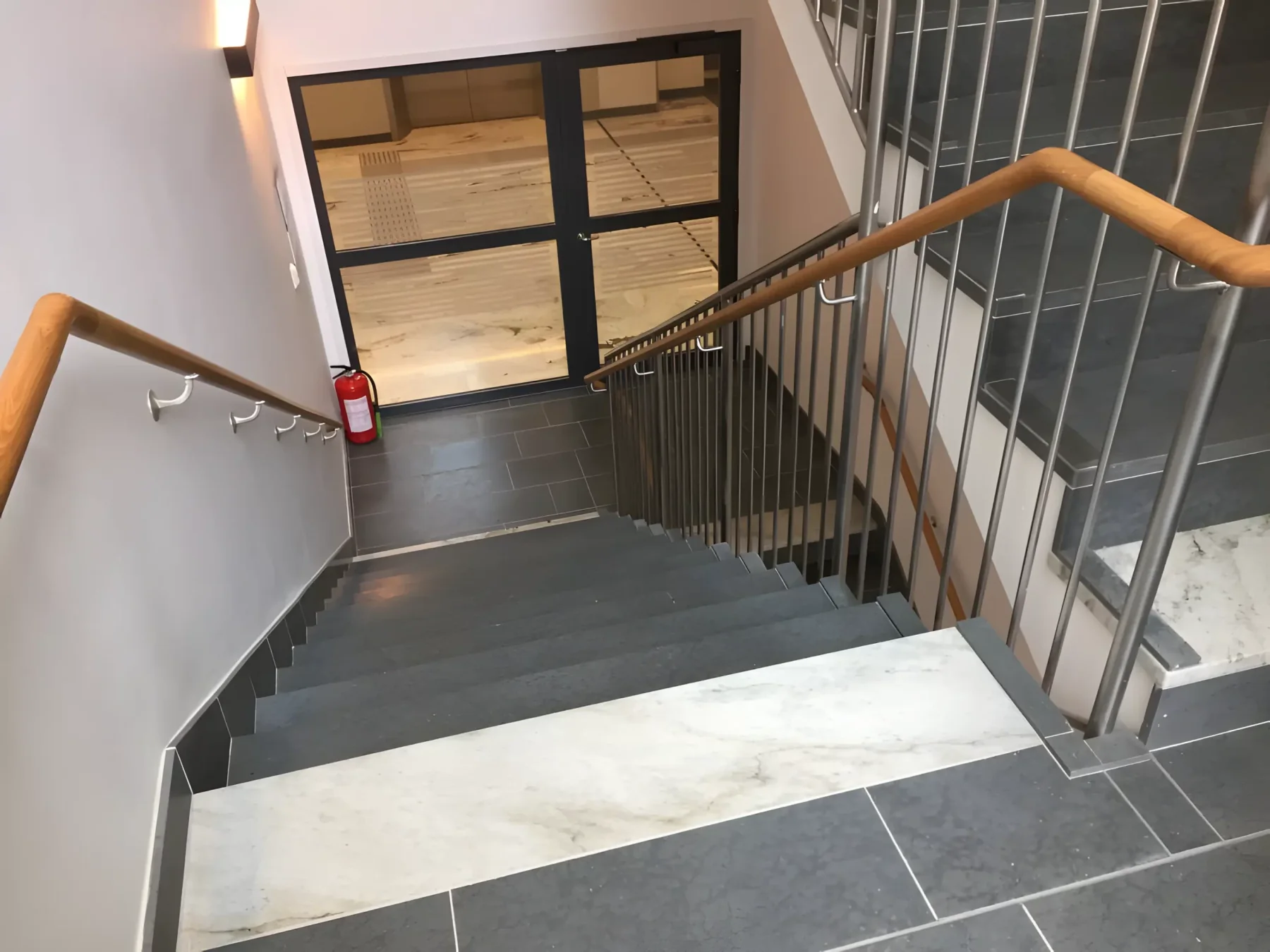 Detalj av naturstenstrappa med mörka sättsteg